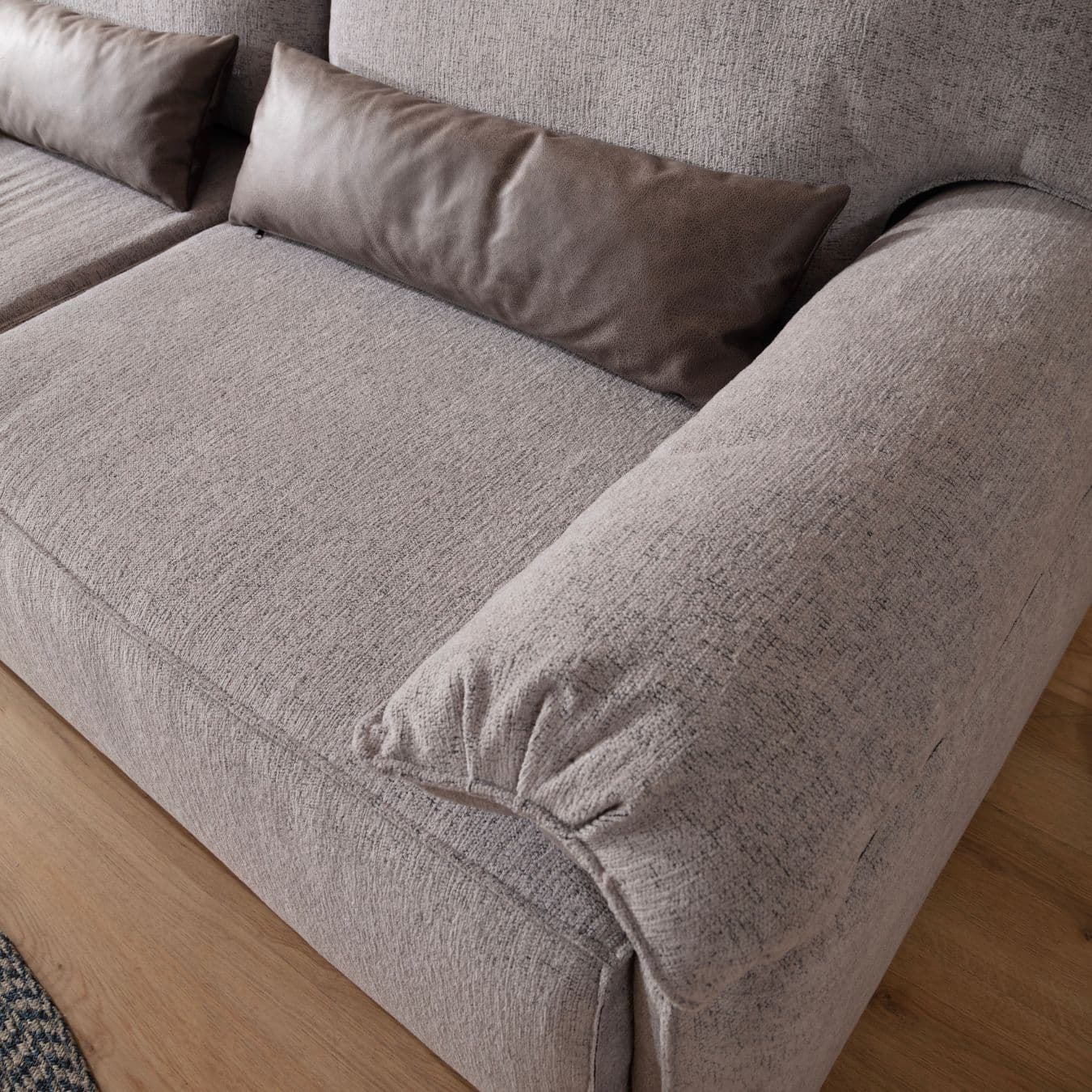 Прав диван с ел. ф-я сън  Guess - Modern Furniture