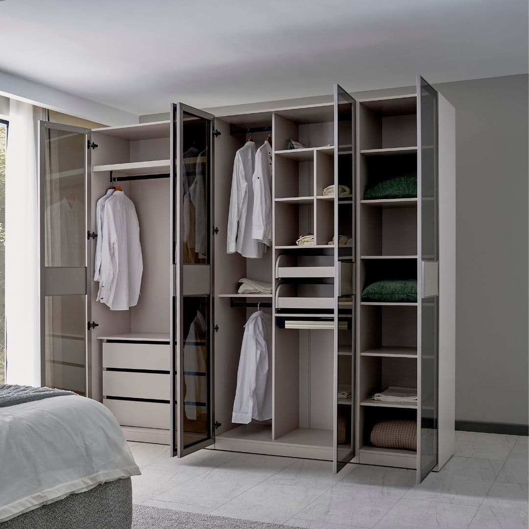 Модулен гардероб Dolunay с модерен дизайн и гъвкави модули за съхранение.