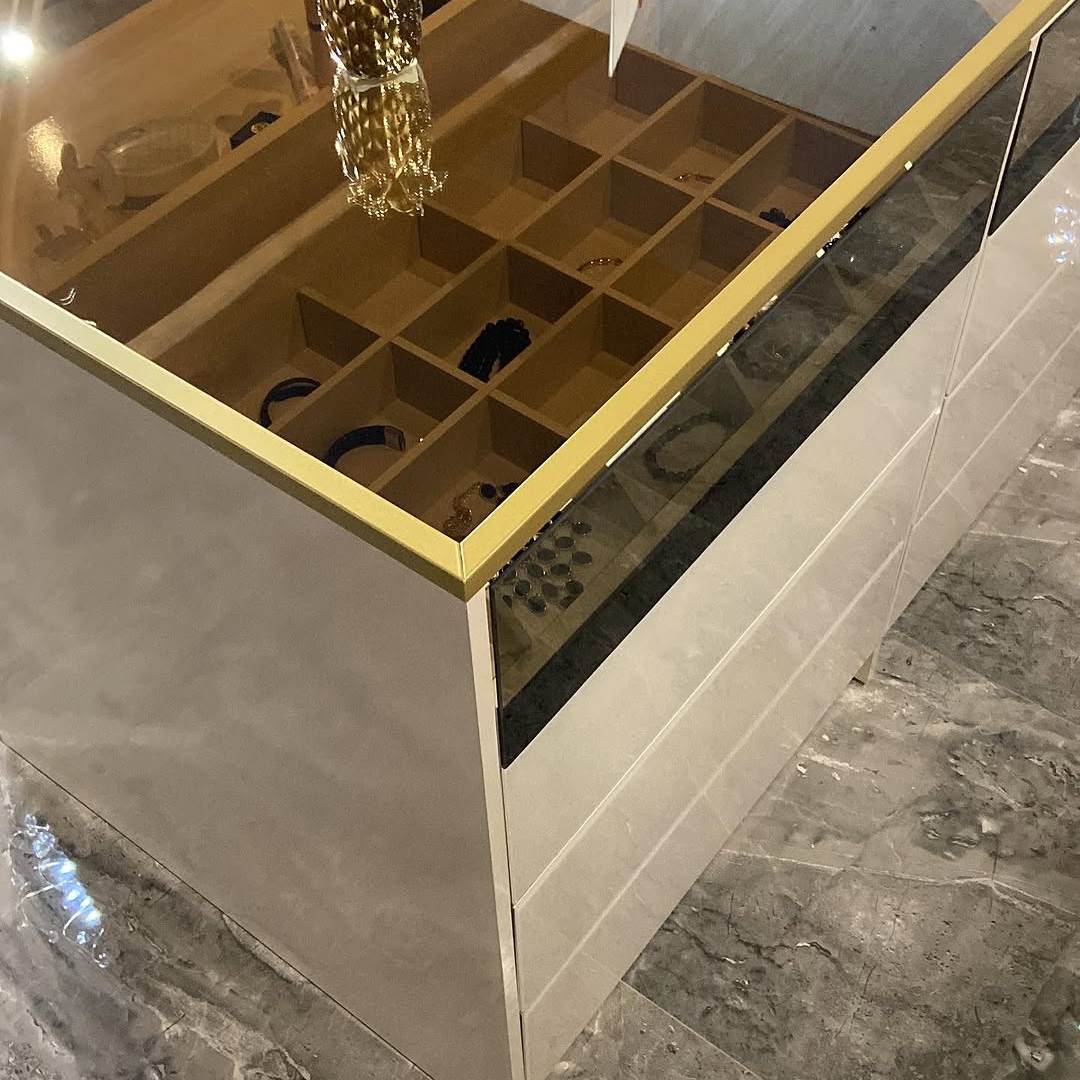 Двоен скрин Kapadokya, детайлен изглед на стъкления плот и металните детайли.