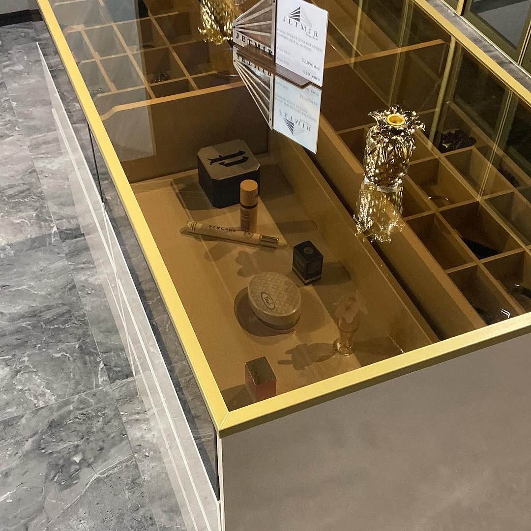 Двоен скрин Kapadokya с отворени чекмеджета и кадифено разпределение за бижута.