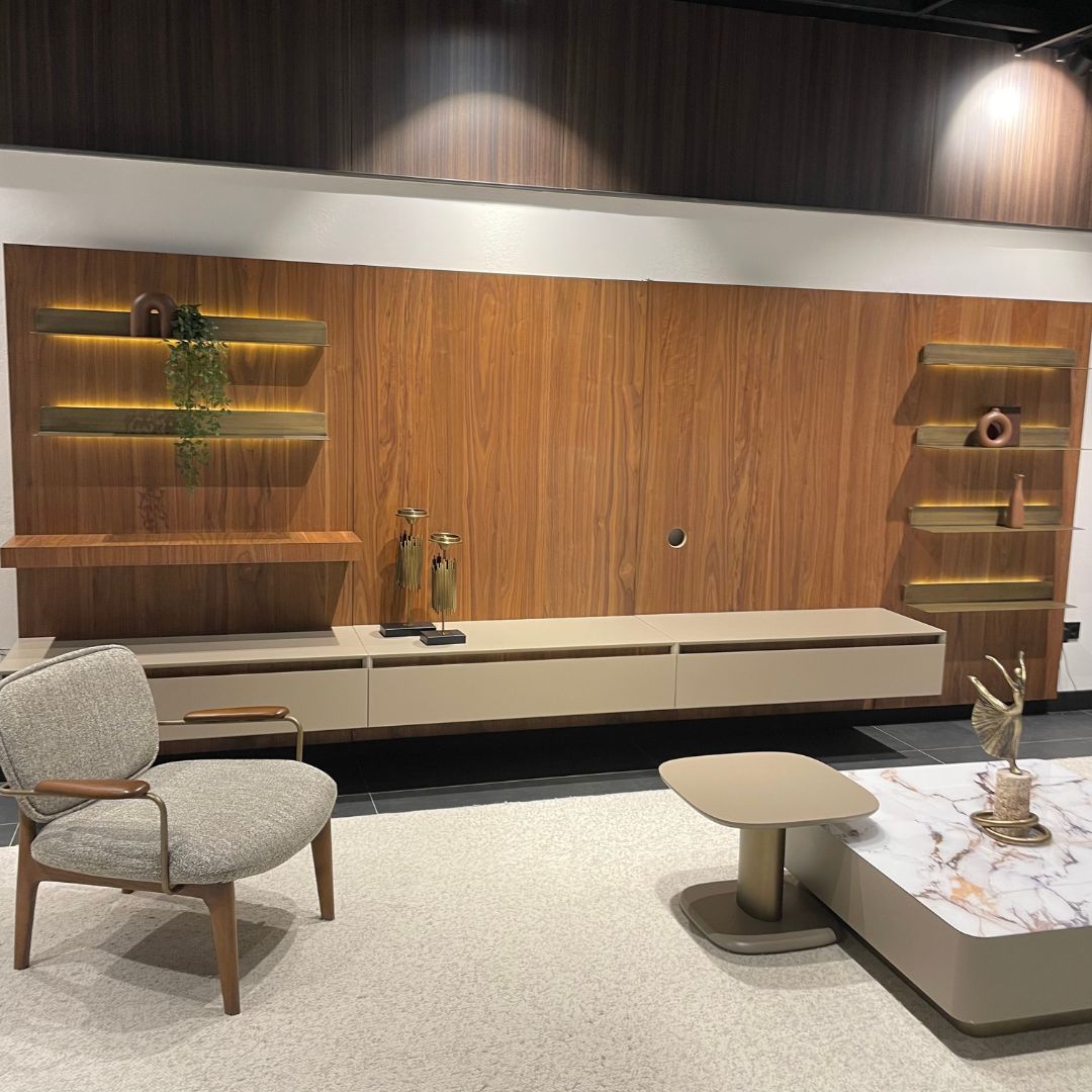 ТВ панел Harmony с модул с чекмедже и среден модул, подреден около телевизор в модерна дневна.