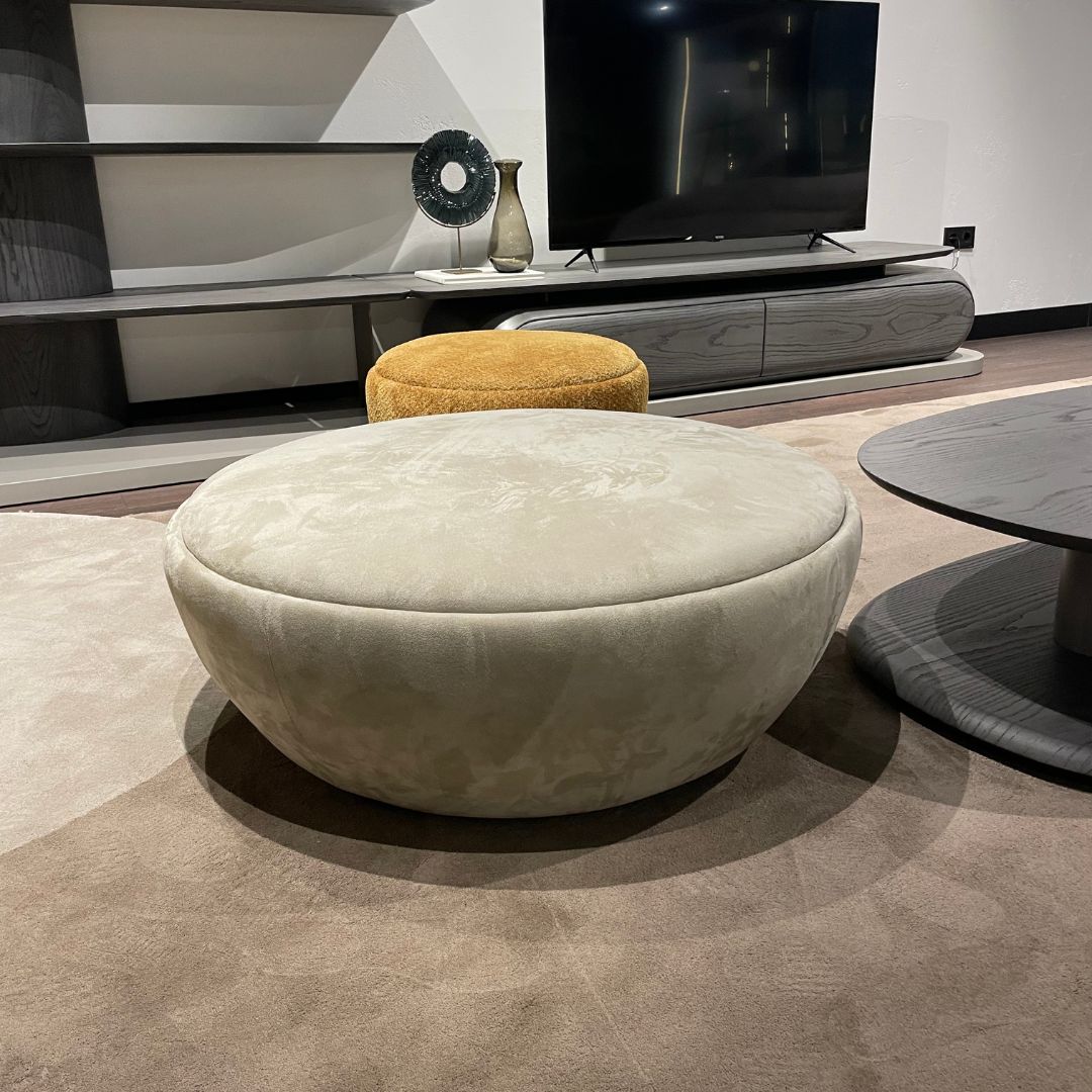 ТВ сет Moon с отворени рафтове и затворени шкафове, комбиниран с текстилен диван и килим.