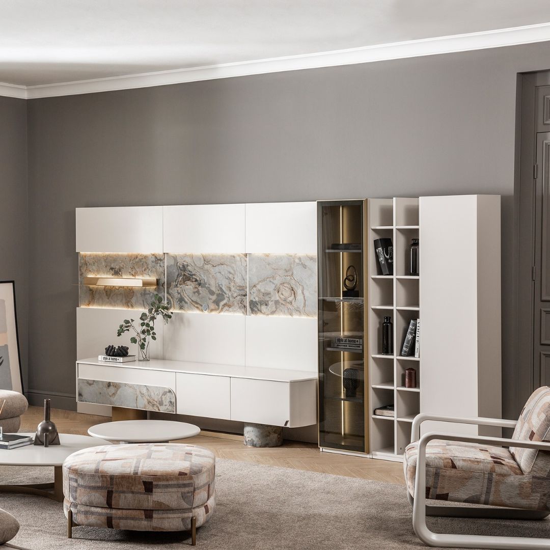 ТВ сет Piedra като завършена ТВ стена – долен ТВ модул, витрини и рафт около телевизора, с мраморни акценти и подреден декор.