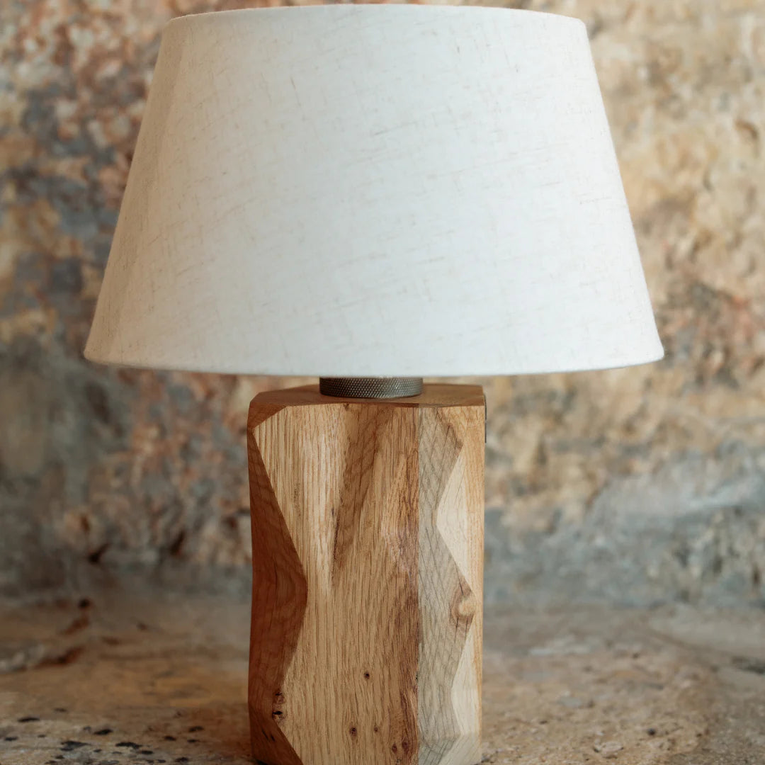 Лампа от дъб и лен с издълбана основа DianaHomeStyle