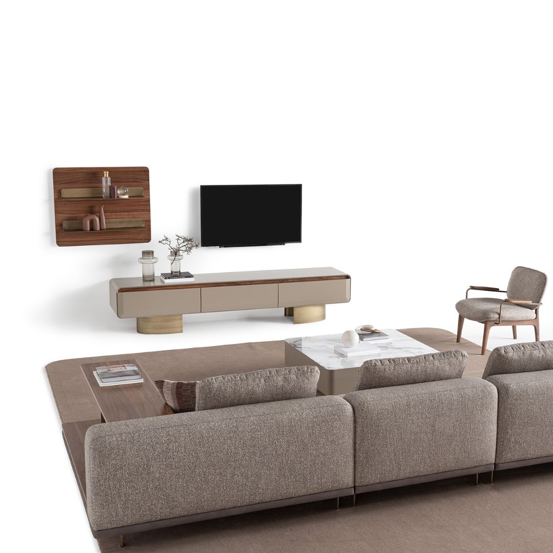 Цял ТВ кът с Harmony – телевизор, долен модул и горен модул, комбинирани с модерен диван и килим в светъл интериор.