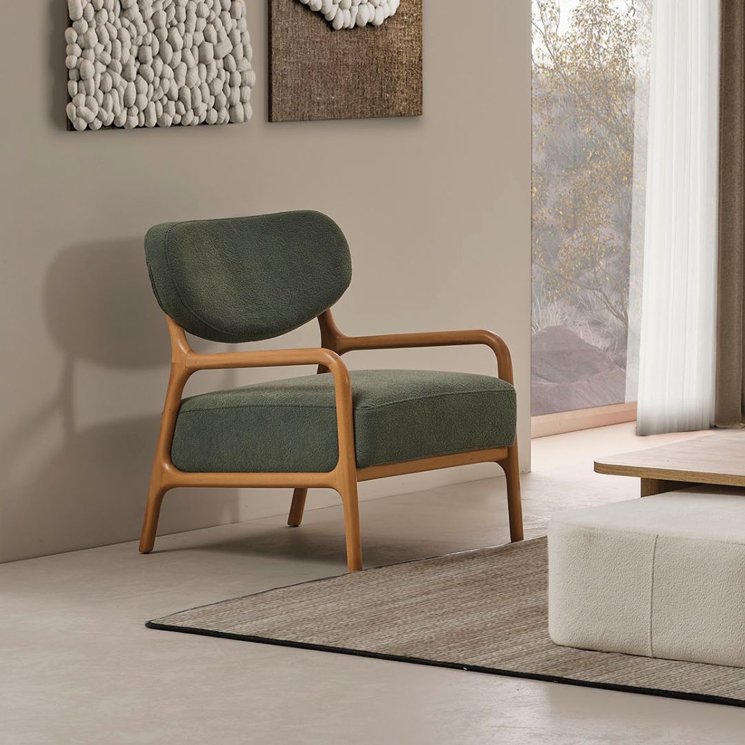 Страничен профил на кресло Anka на бял фон с компактен силует. Подходящо е за малки пространства и кът за четене.
