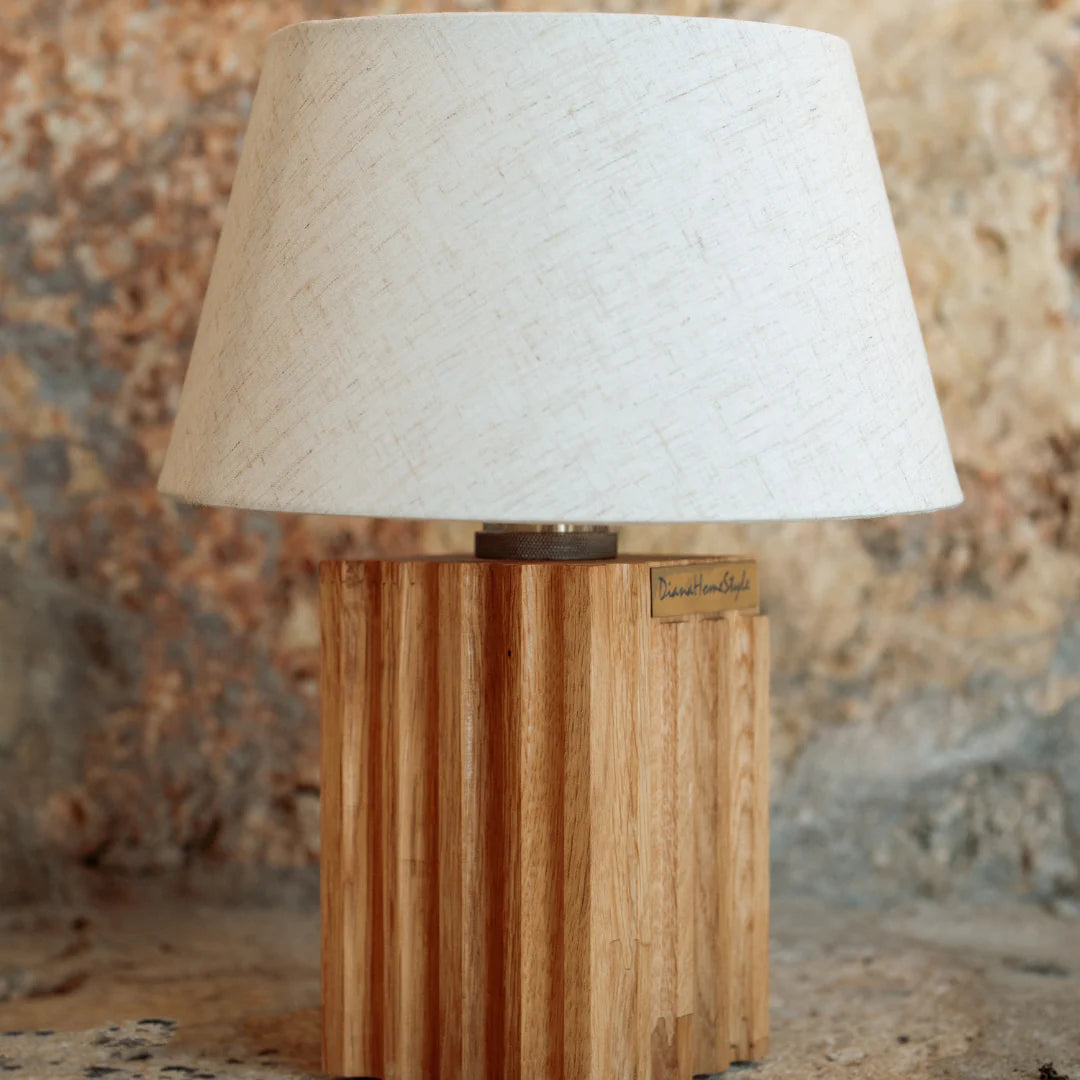 Лампа от дъб и лен с класическа основа DianaHomeStyle