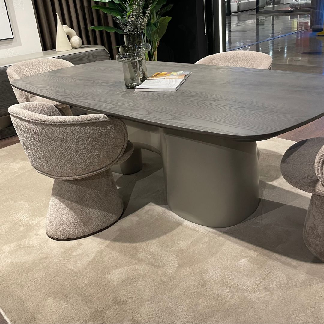 Трапезна маса Moon – правоъгълен плот със заоблени ъгли в луксозен интериор.