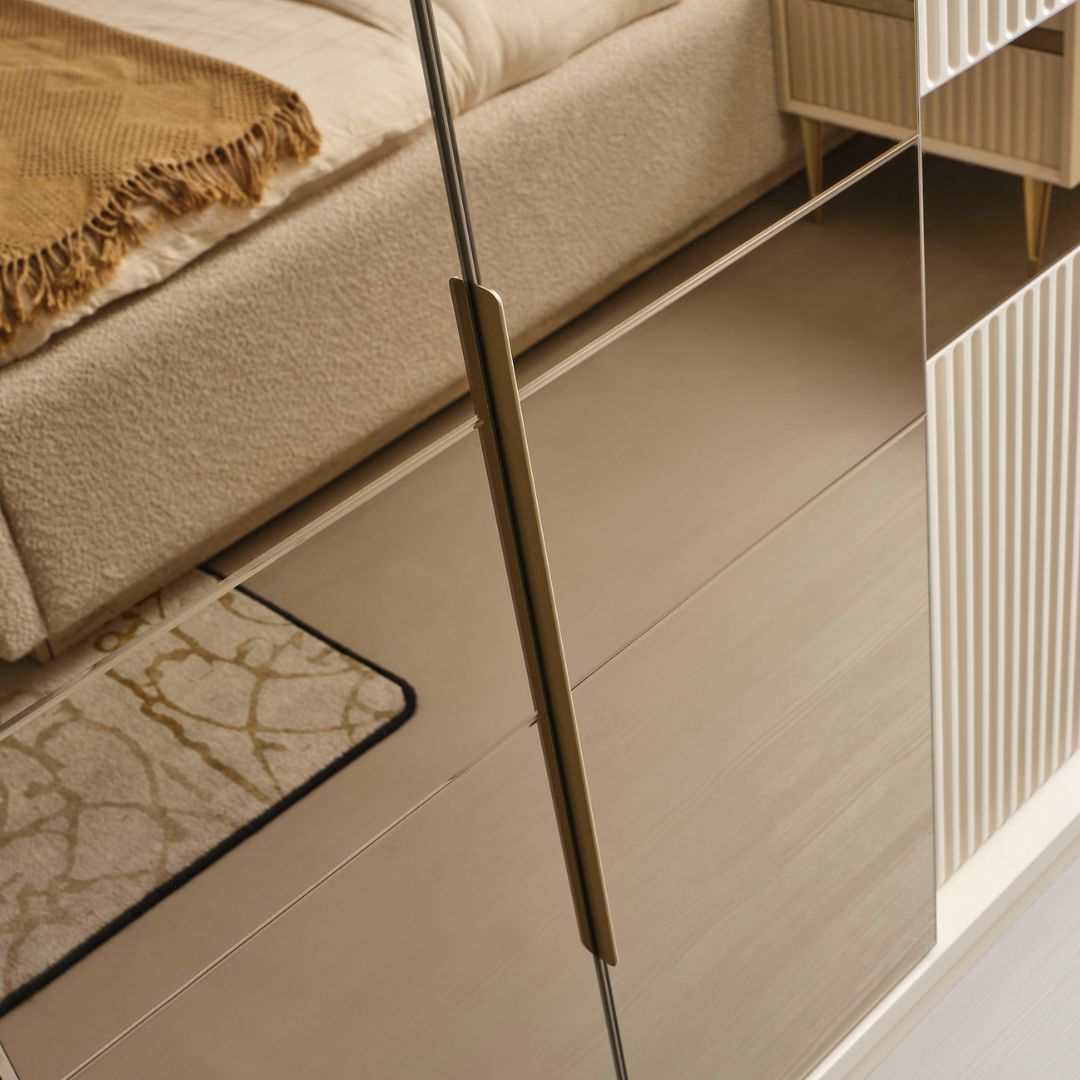 Гардероб Tesla – страничен профил, показващ плавните ръбове и височината.