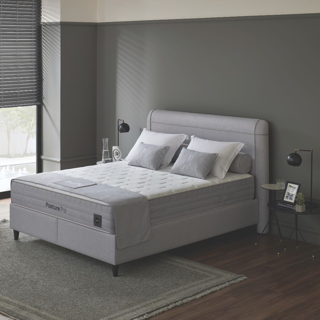 Легло с включен матрак Puffy Posture Pro в модерен интериор с табла и сива основа