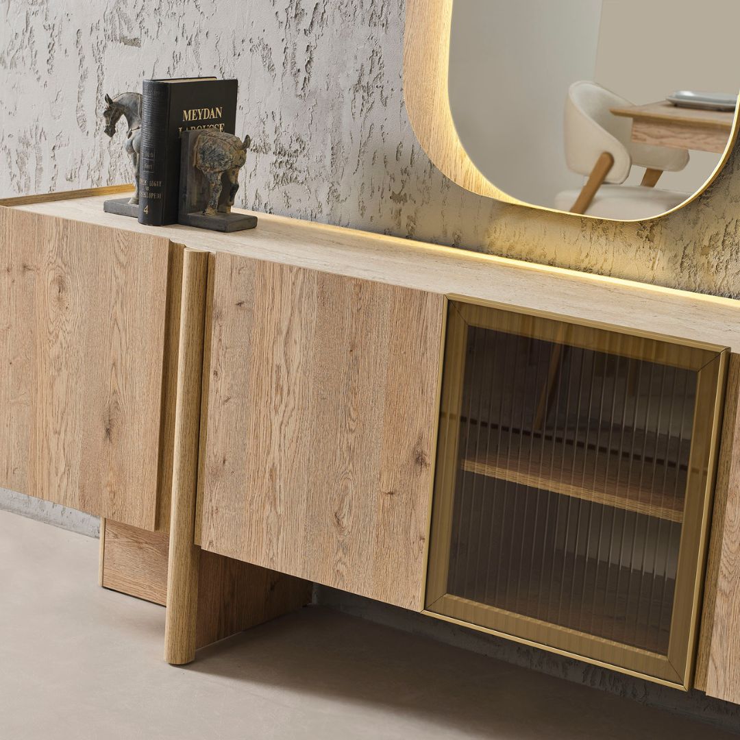 Детайл на дървесния елемент с естествен фурнир и финото изпълнение на фронтовете при Anka. Текстурата добавя топлина и по-висок клас излъчване.