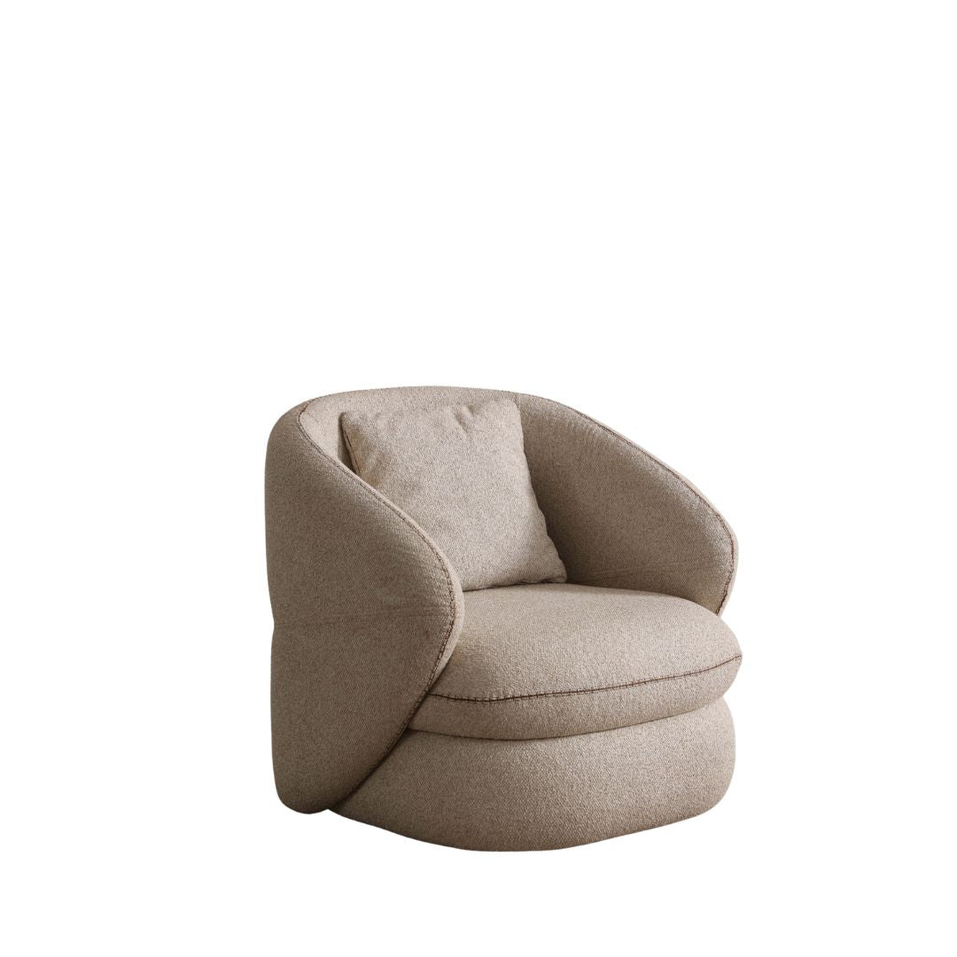 Кресло Nairobi, страничен изглед, показващ закръглената форма и удобната седалка.