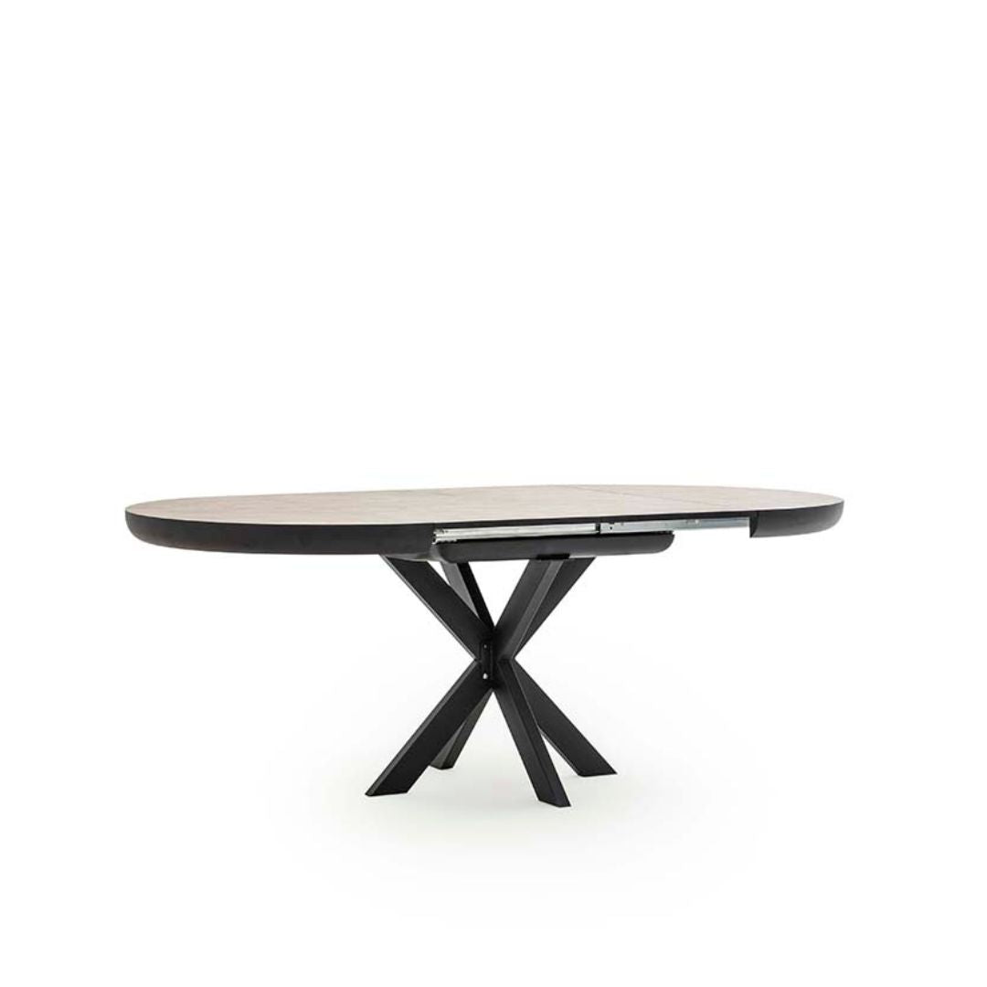 Разтегателна трапезна маса Spider с отворен механизъм и добавени плотове, осигуряваща повече място за гости. 