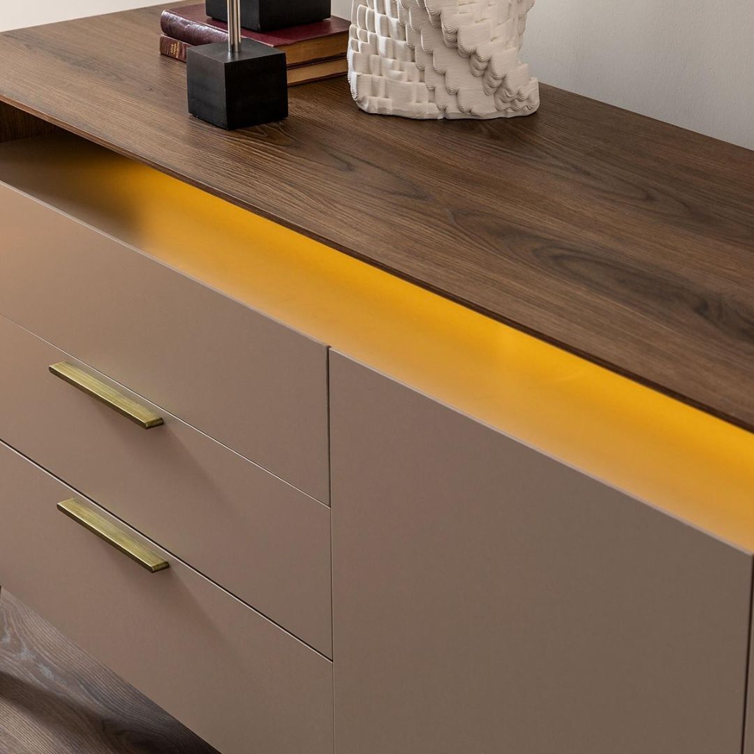 Бюфет Tilsim, детайлен изглед на горния плот и осветената ниша.