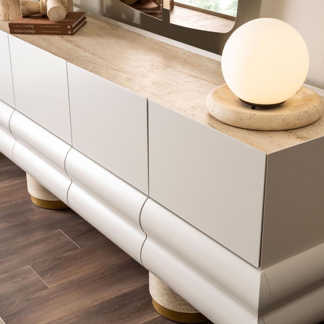 Бюфет Milas, изглед под ъгъл, показващ плавния силует и цилиндричните крака.