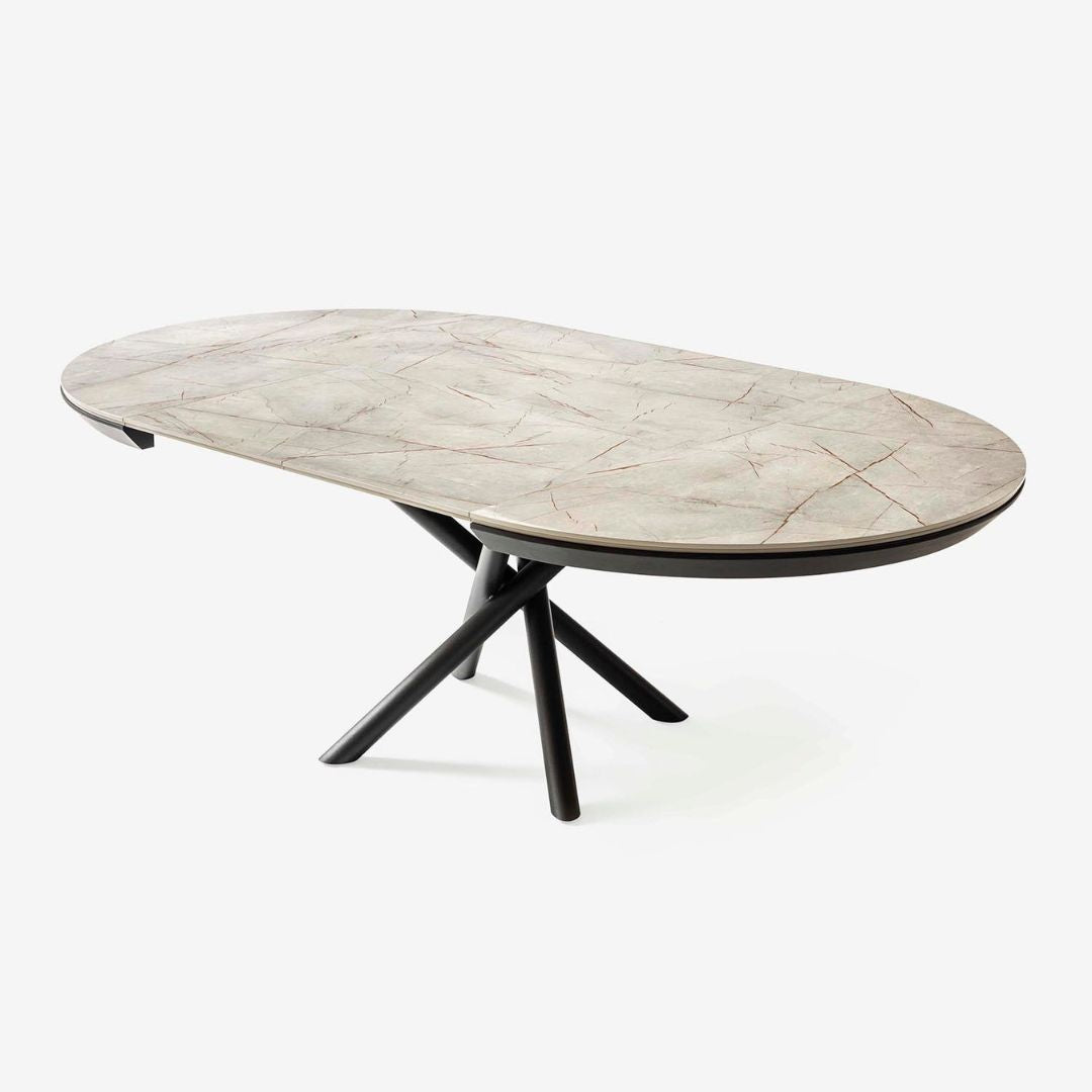 Детайлен кадър на металната конструкция на трапезна маса Ocean, акцентиращ върху стабилността и изчистените линии на краката. 