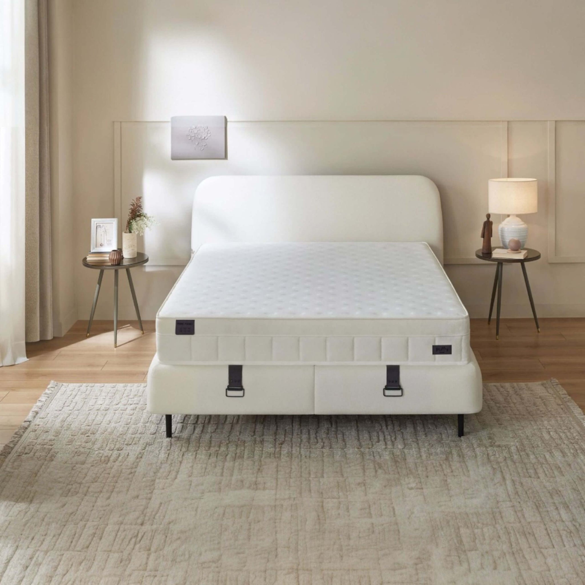 Стабилна основа и елегантен силует на леглото с включен матрак Puffy
