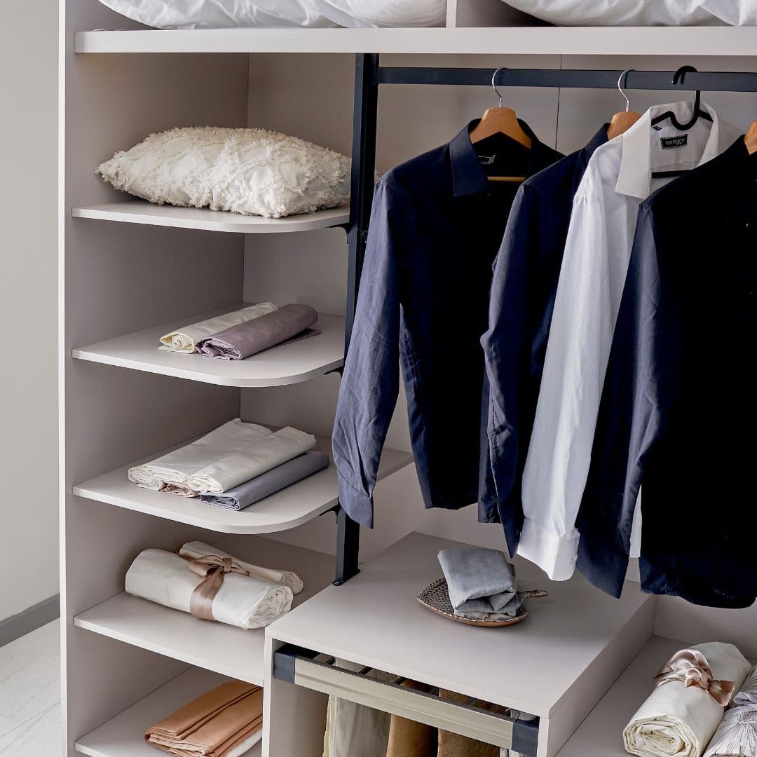 Модулен гардероб Dolunay с модерен дизайн и гъвкави модули за съхранение.