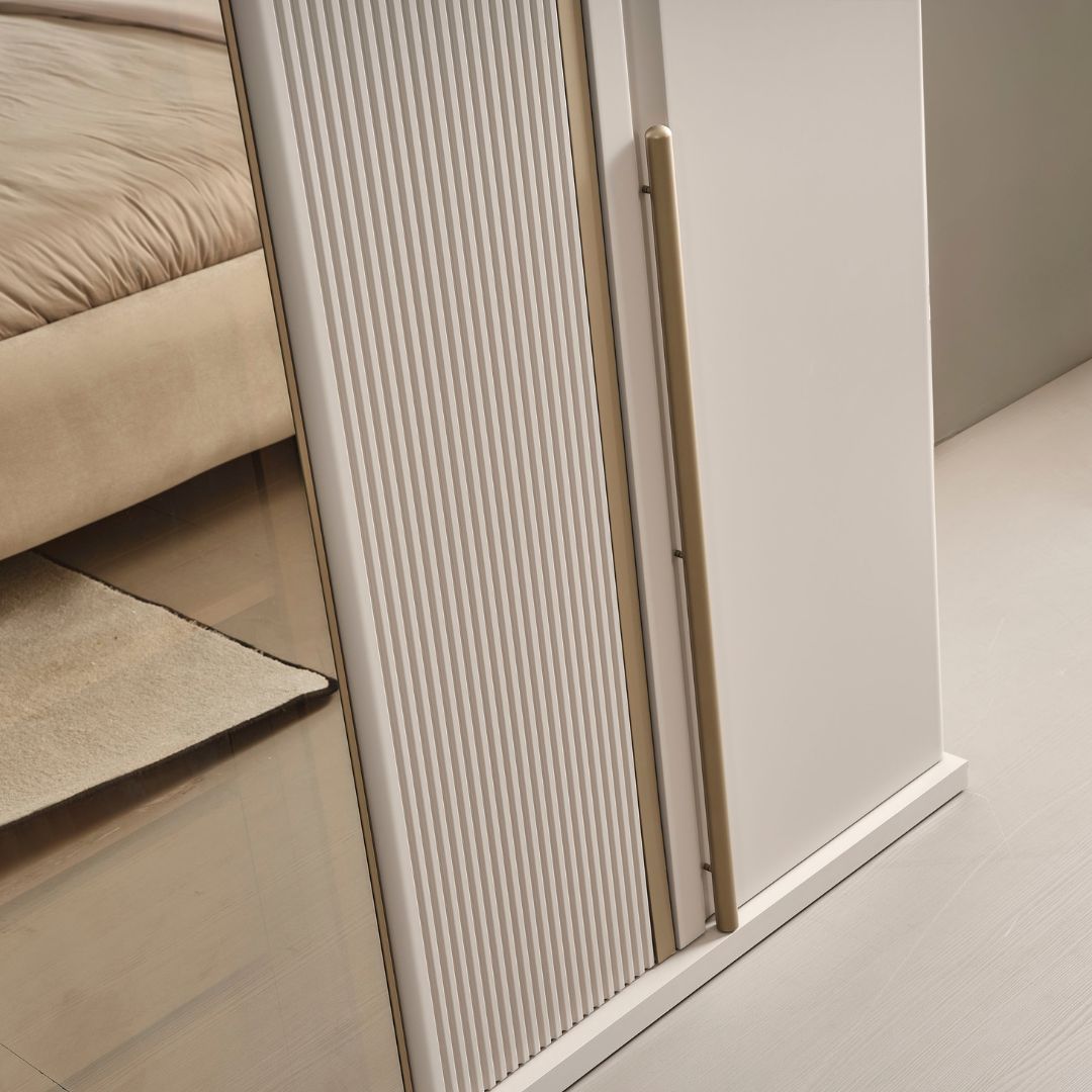 Гардероб Vega – двукрилен модел, компактен вариант за малки пространства.