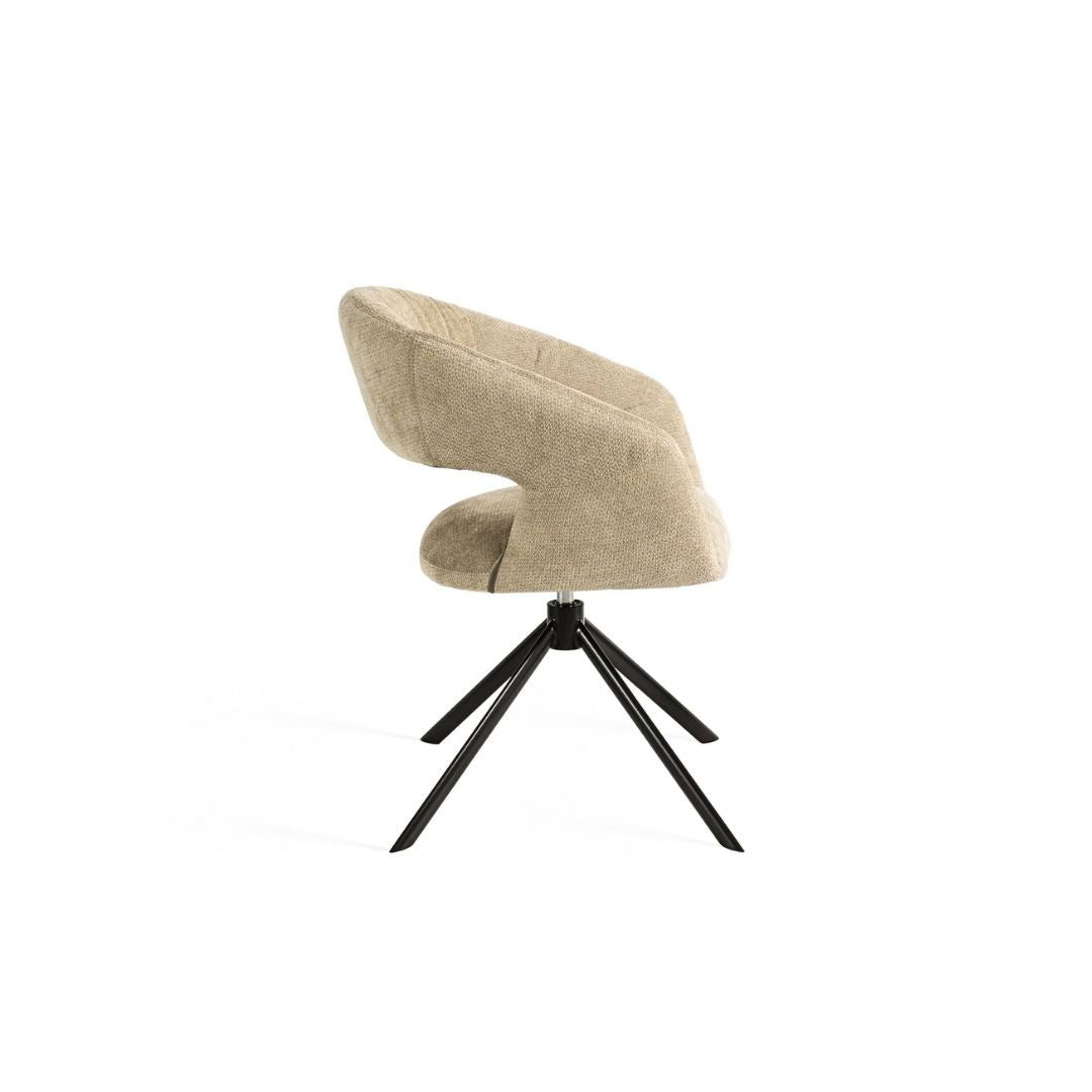 Стол Y-050 Beige, разположен до трапезна маса, използван като стол за хранене в модерна трапезария.