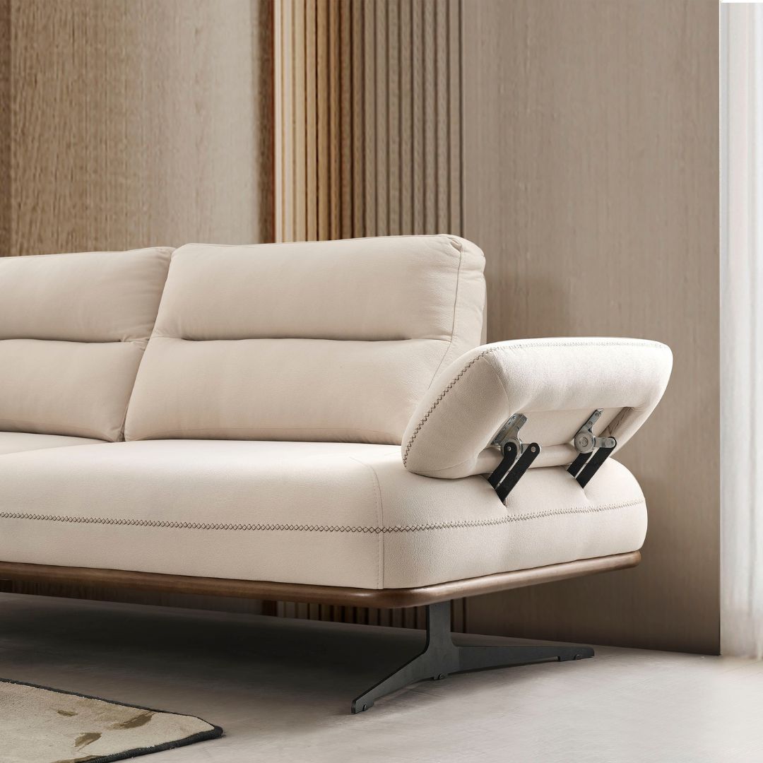 Диван Liva – детайл на подлакътник и финото изпълнение на шевовете.