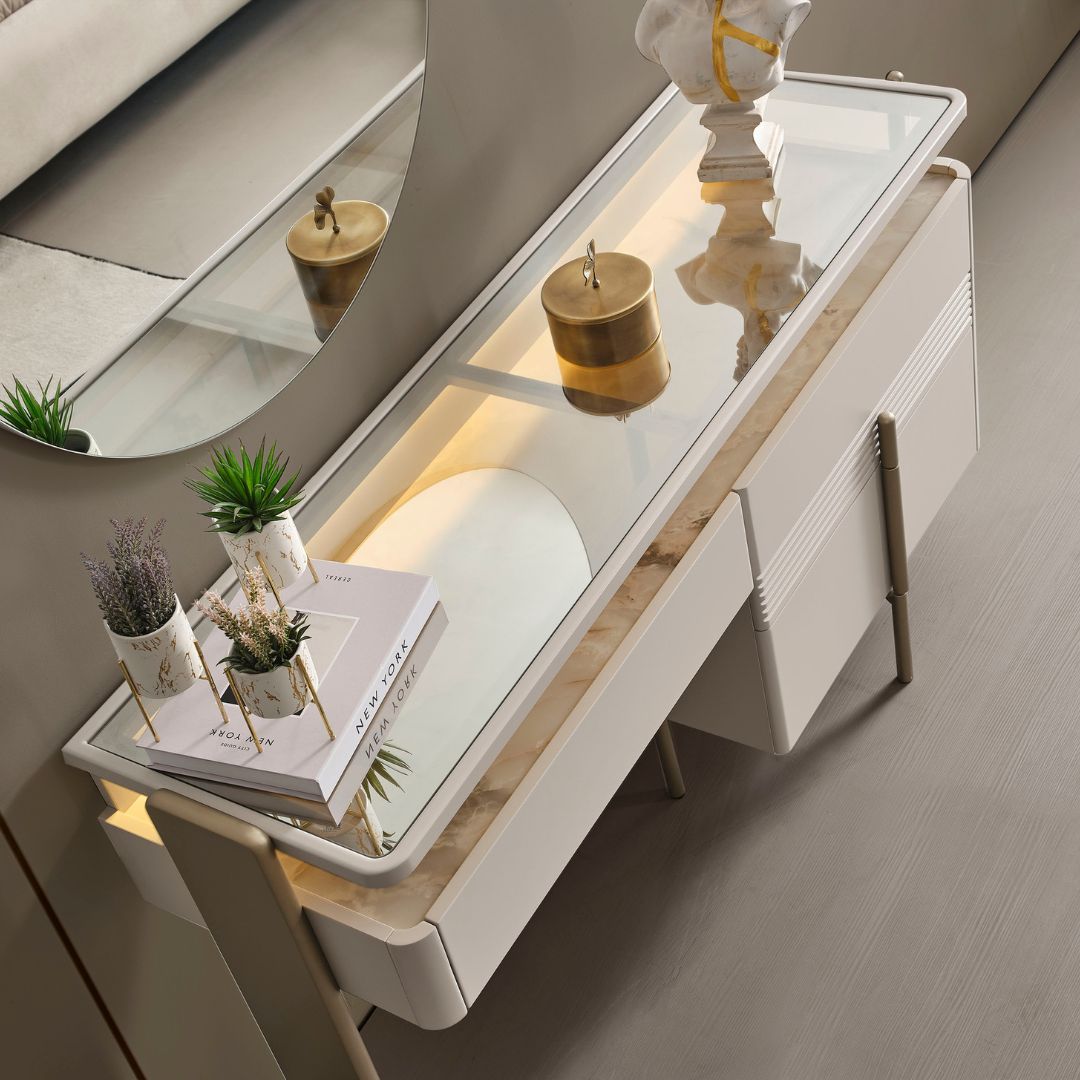 Тоалетка Vega – интериорна сцена в спалня с подредени аксесоари.