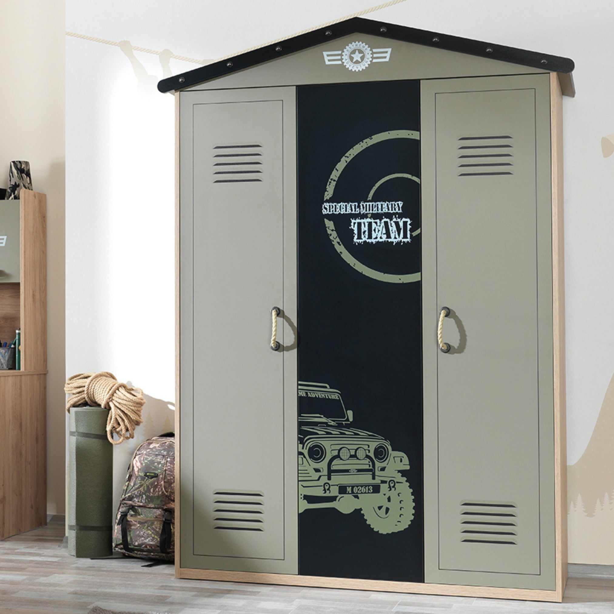 Трикрилен гардероб Camp в зелено с черен централен панел