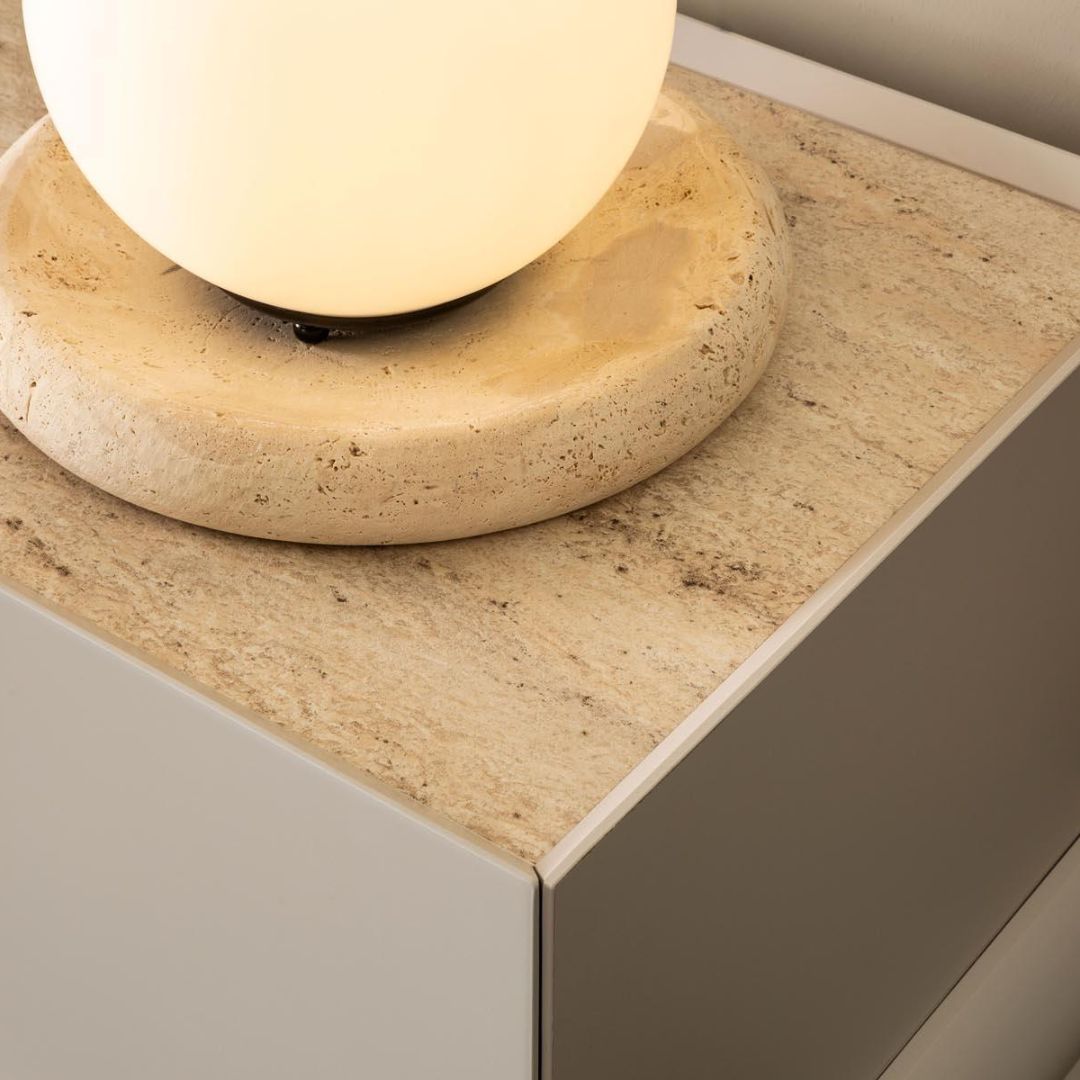 Бюфет Milas, използван в трапезария, с декорация върху плота и картина над него.