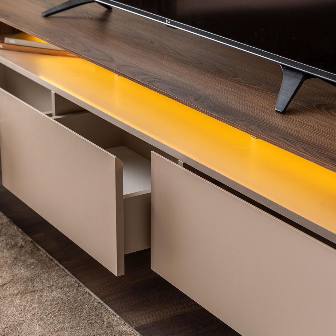 ТВ секция Tilsim, изглед под ъгъл, подчертаващ комбинацията от дървесен декор и светли вратички.