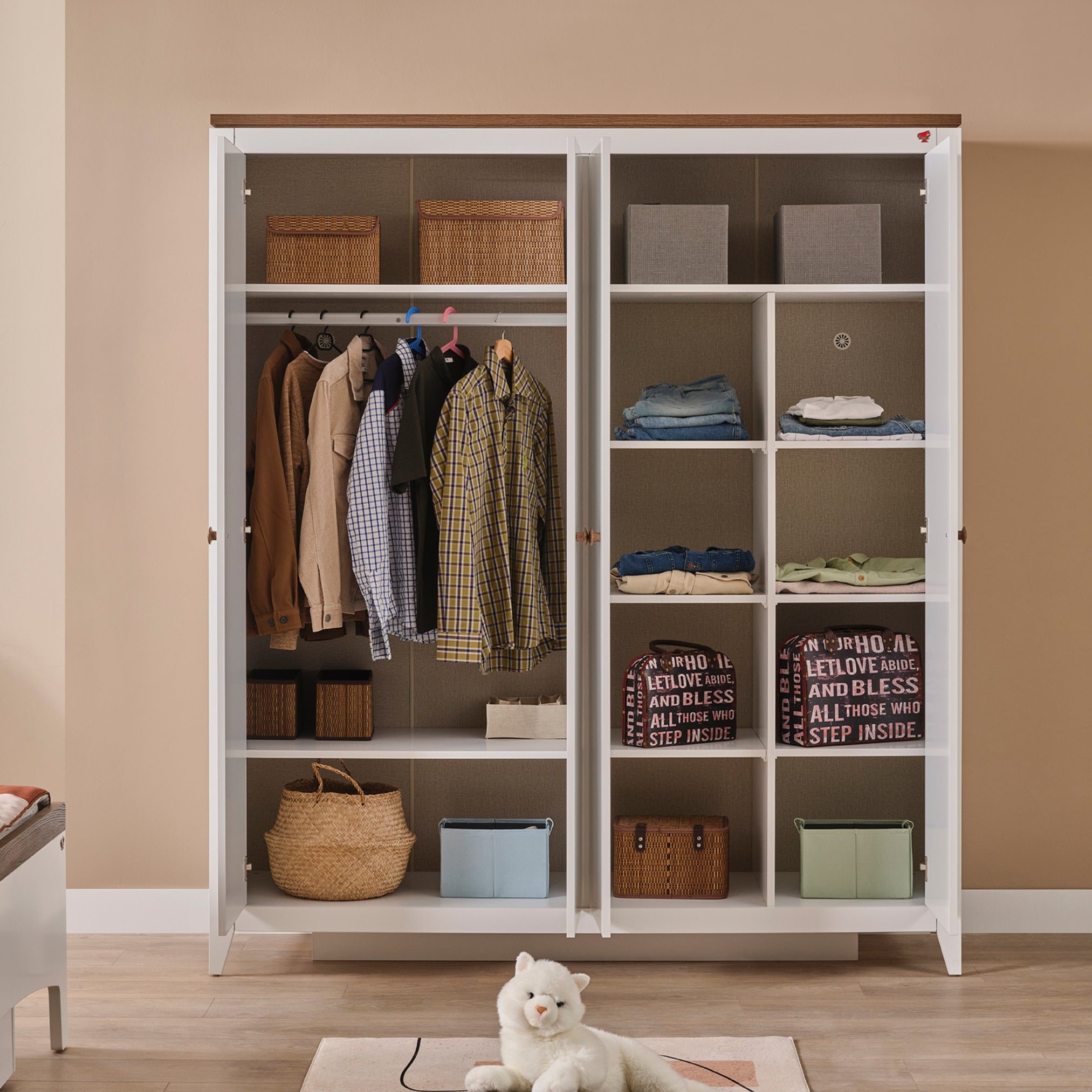 Четирикрилен гардероб Lucia