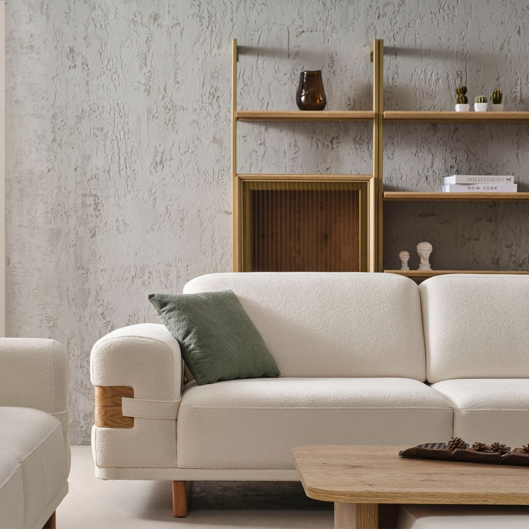 Страничен профил на триместен диван Anka на бял фон. Балансираните пропорции стоят „леки“ в интериора.