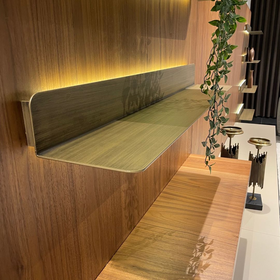 Детайлен кадър на ТВ панел Harmony, показващ текстурата на естествения фурнир и изчистените линии.