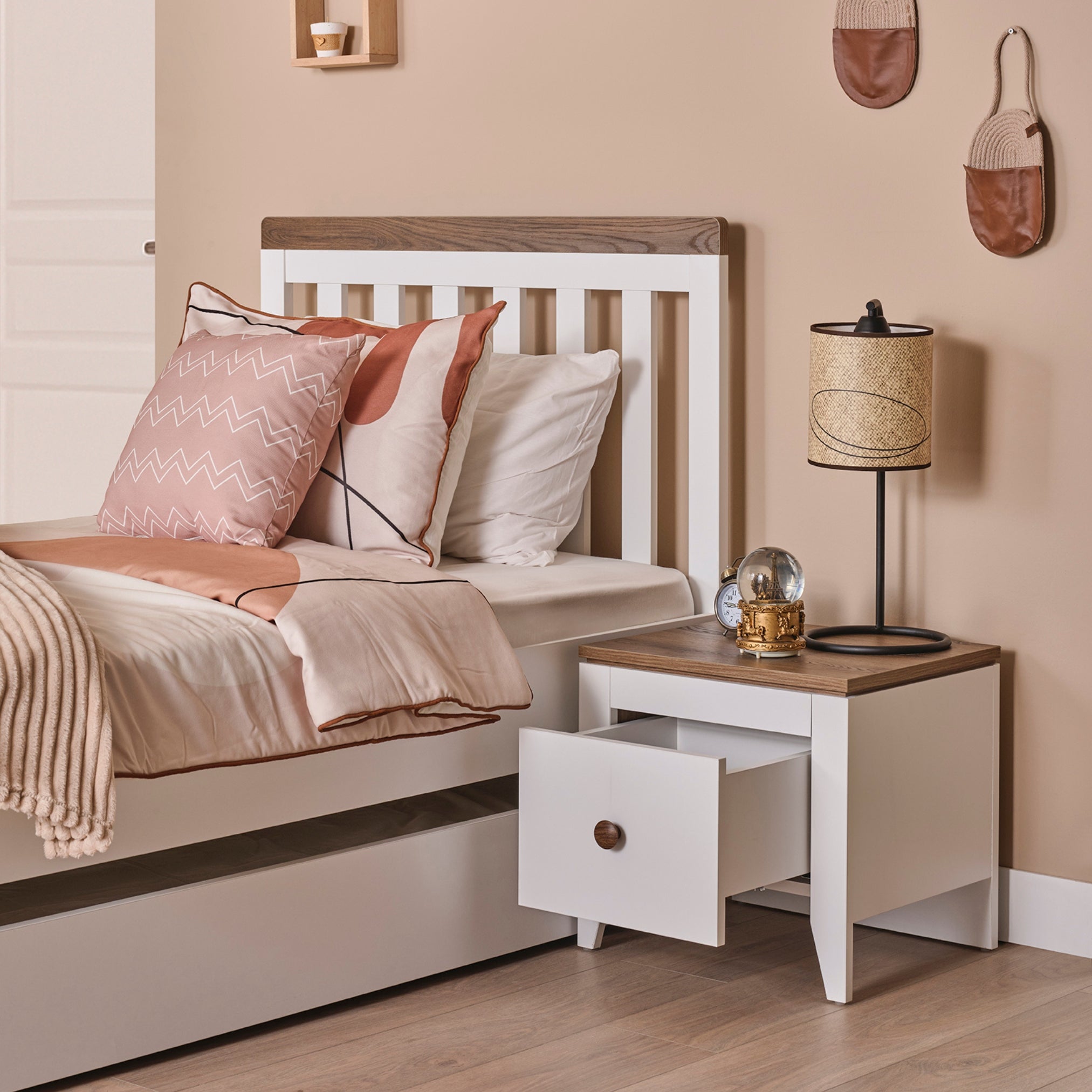 Нощно шкафче Lucia