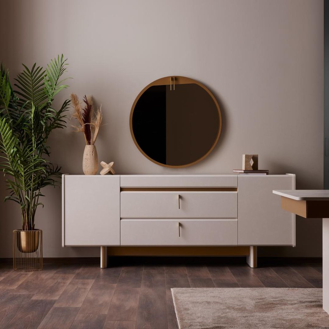 Бюфет с огледало Loren, изглед под ъгъл, подчертаващ златистите детайли и елегантната визия.