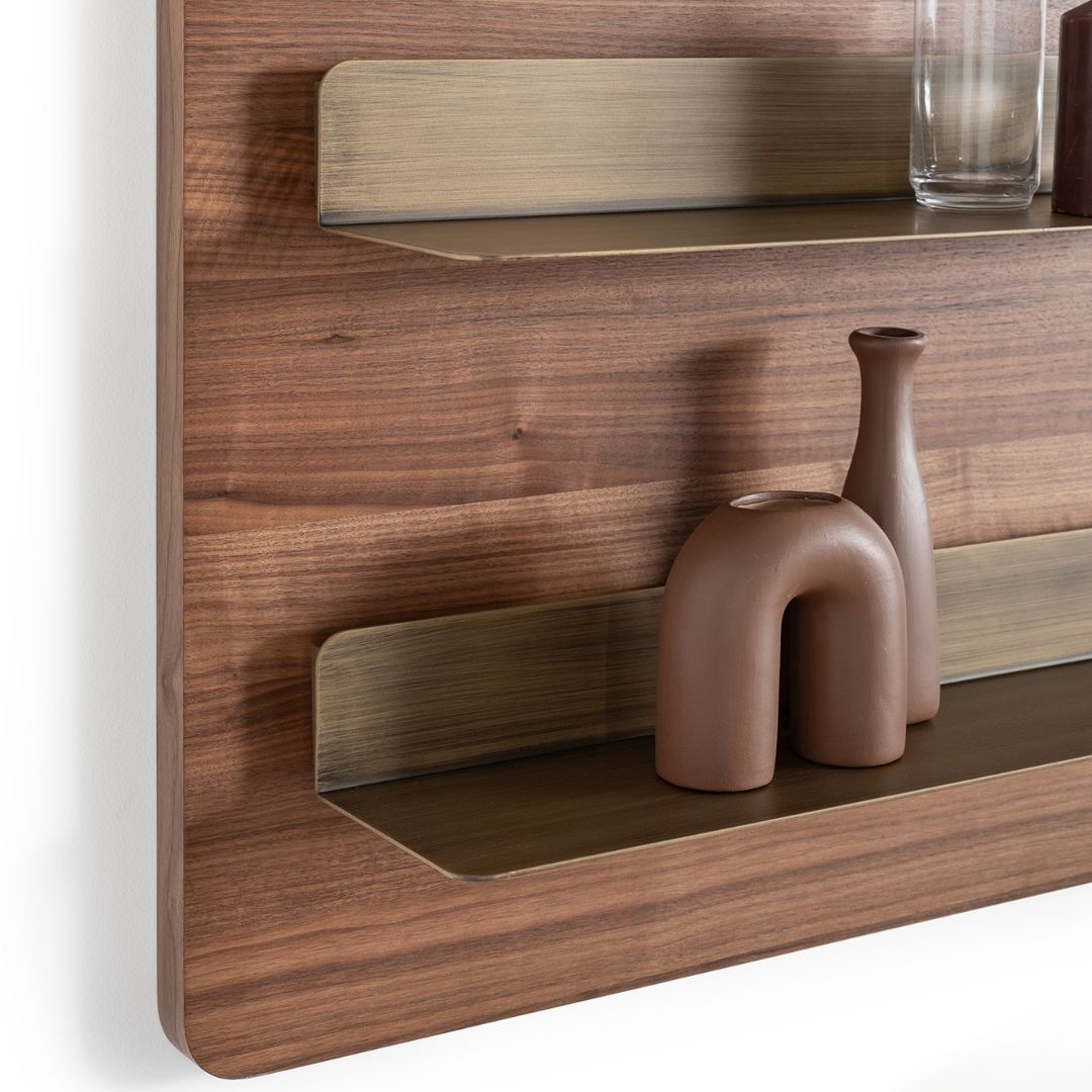 Долен модул на ТВ секция Harmony с естествен фурнир, върху който е поставен телевизор и декорация.