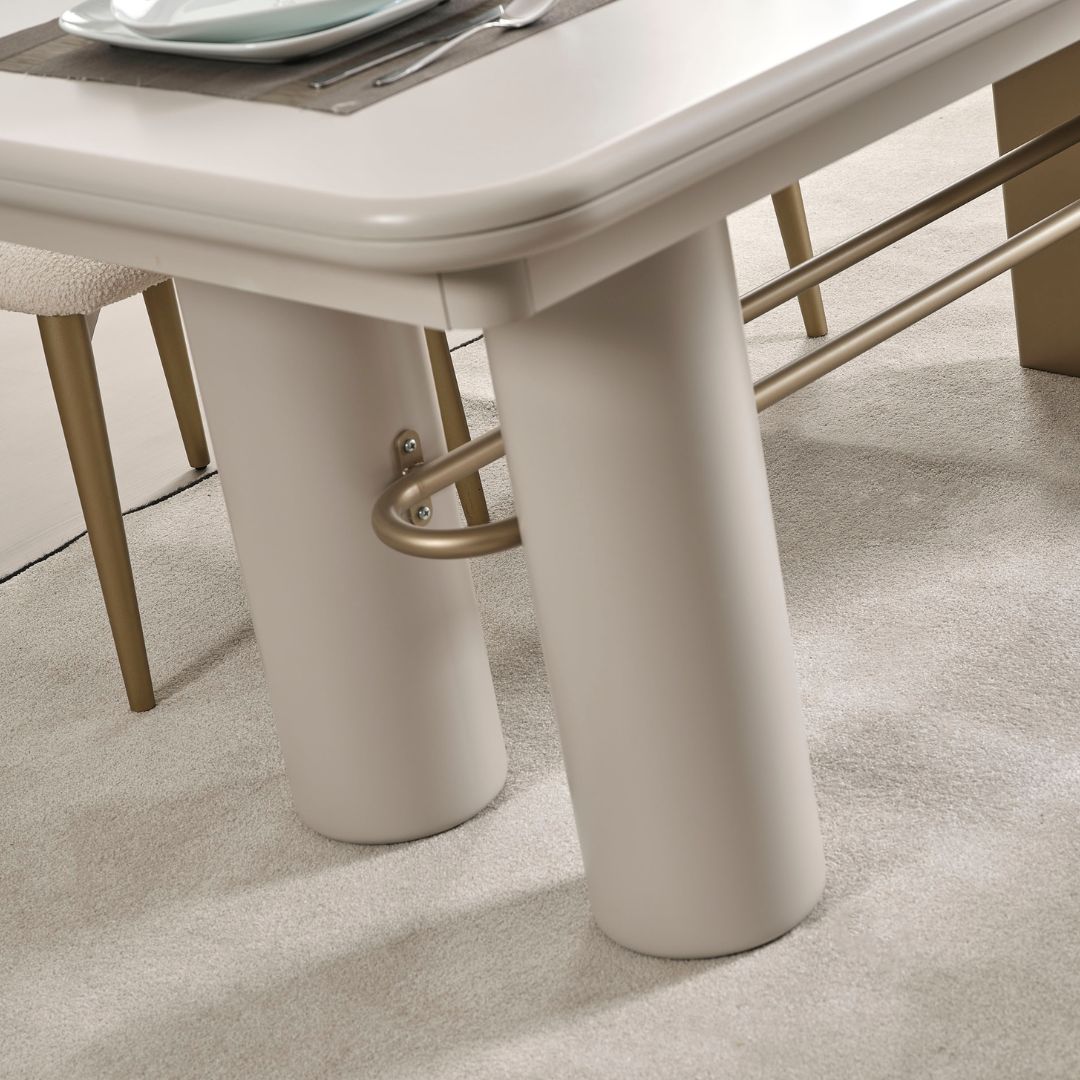 Трапезна маса Vega – близък план на ръба на плота с гладък кант.