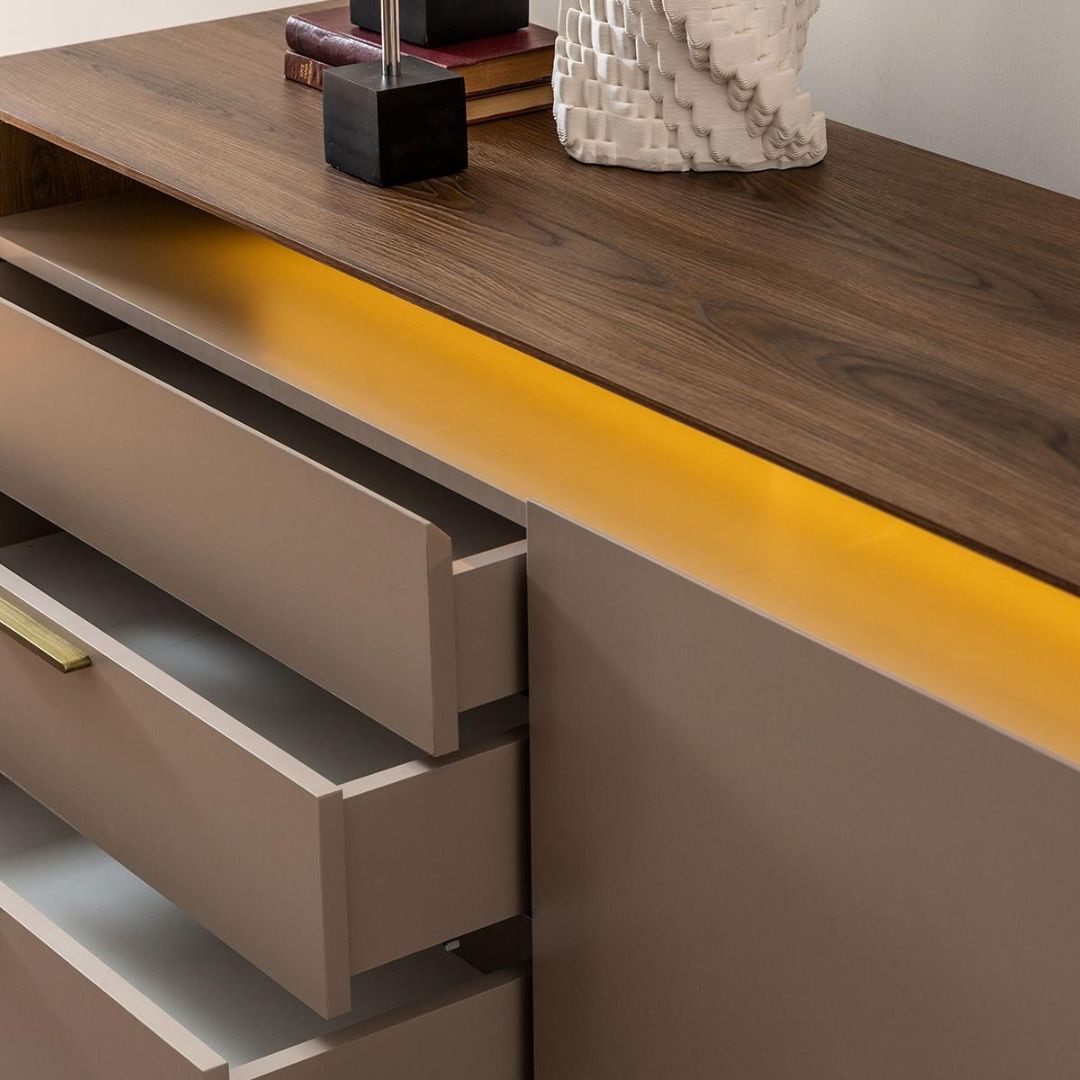 Бюфет Tilsim, фронтален изглед, показващ трите чекмеджета и двете врати.