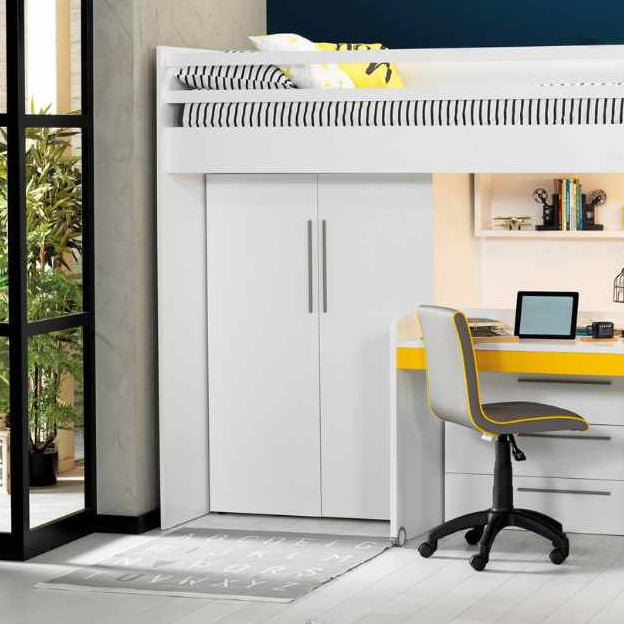 Двукрилен гардероб Neo Yellow в детска стая – светъл корпус с жълт акцент. Стои свежо и подредено до останалите модули.