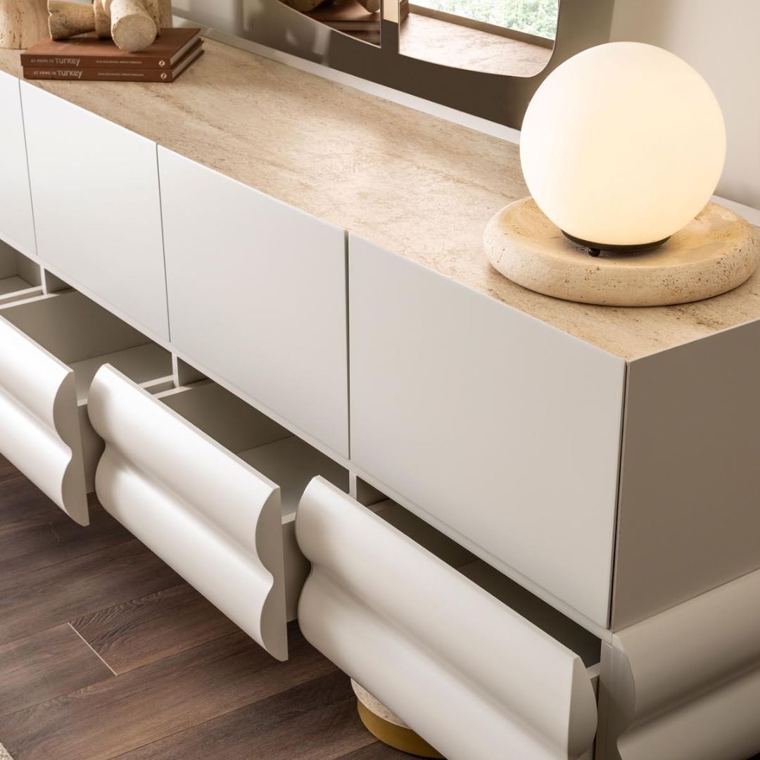 Детайлен изглед на вратичките на бюфет Milas, подчертаващ гладката повърхност и фините линии.