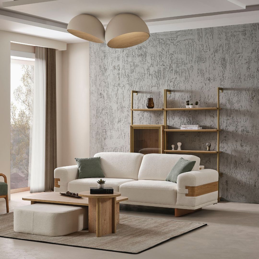 Триместен диван Anka на бял фон, фронтален изглед с изчистени линии. Излъчва спокойствие и модерен стил.