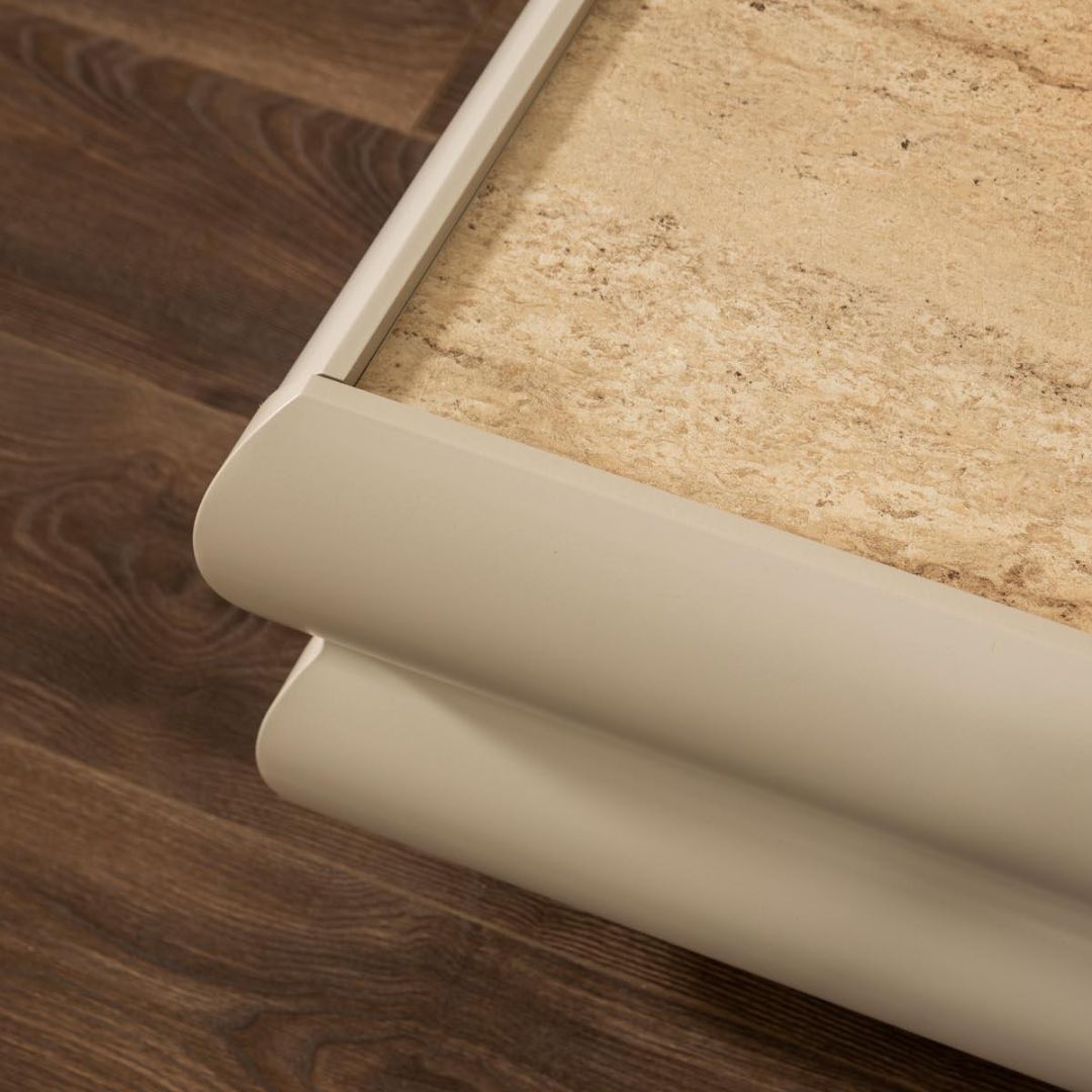 ТВ секция Milas, детайлен изглед на чекмеджетата и зоните за съхранение.