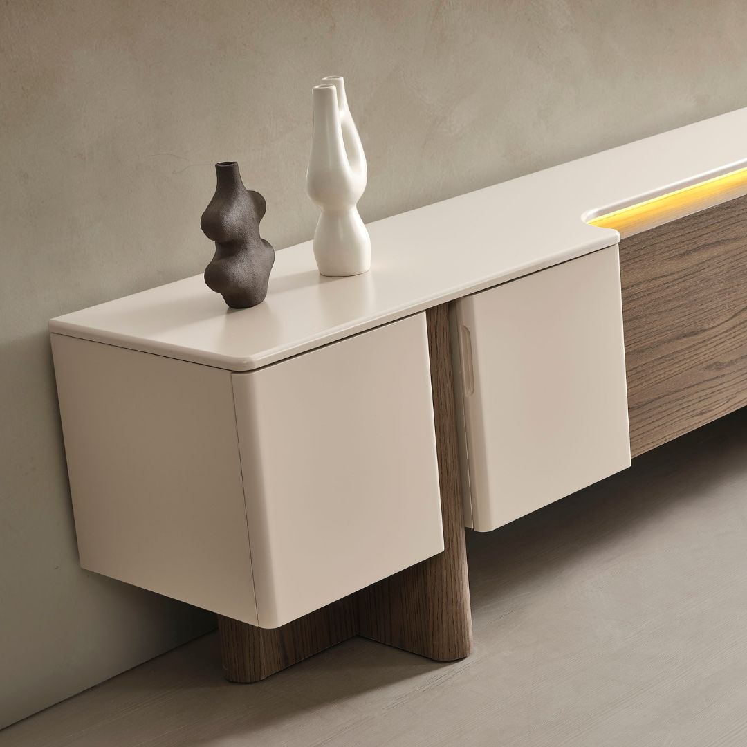 ТВ секция Liva – секцията в интериор с телевизор и подредени декорации.