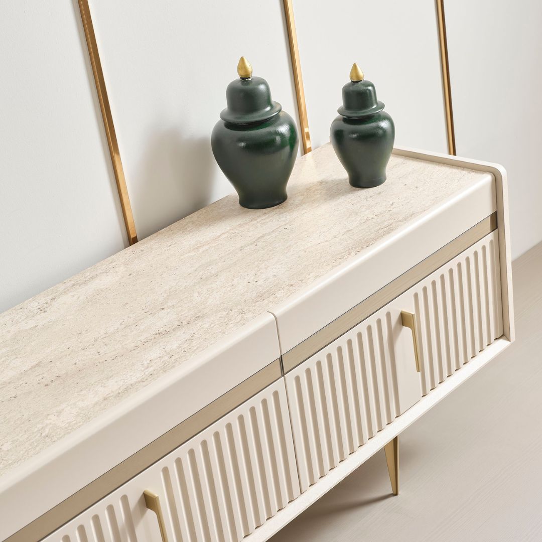 ТВ секция Tesla – секцията в интериор с телевизор и подредени декорации.