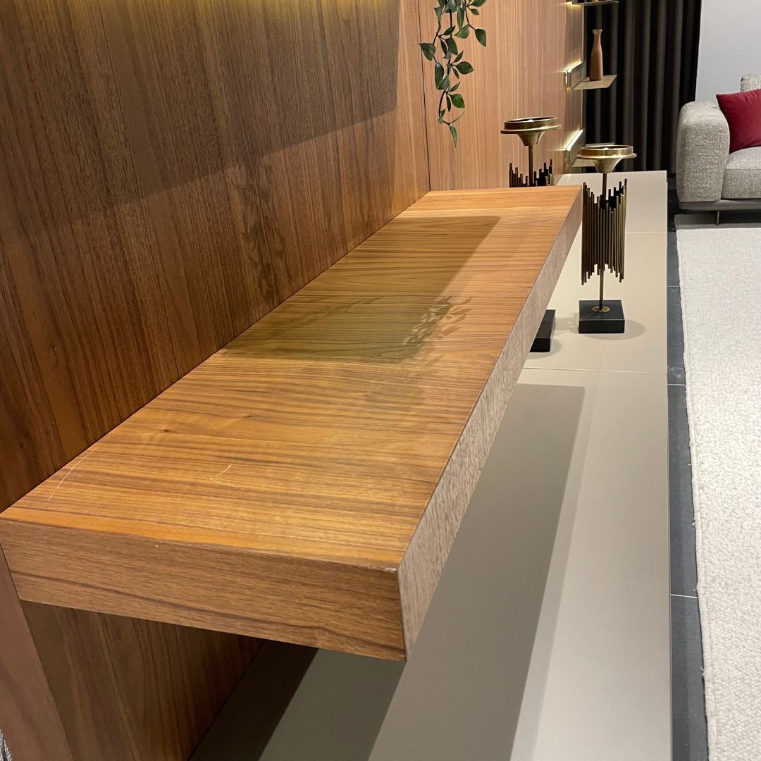 ТВ панел Harmony с включено LED осветление, създаващ мека светлина около телевизора вечер.