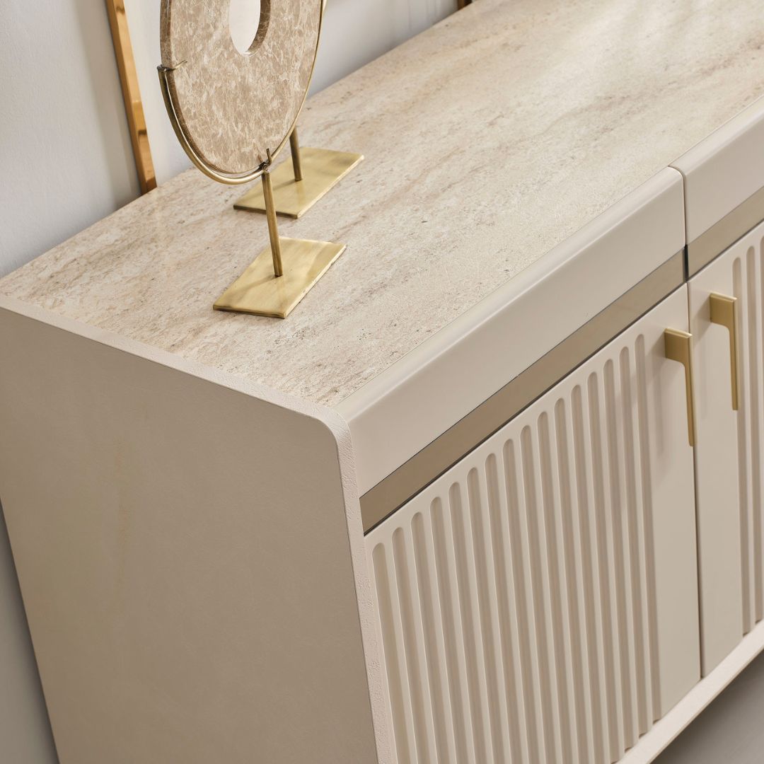 Бюфет Tesla – детайл на равните врати и финото изпълнение на кантовете.