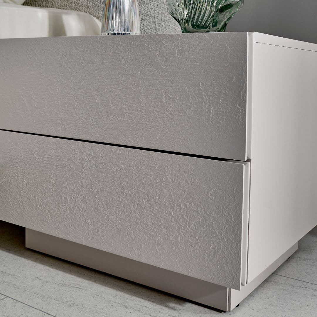 Нощно шкафче Kashmir с чекмедже и модерен минималистичен дизайн