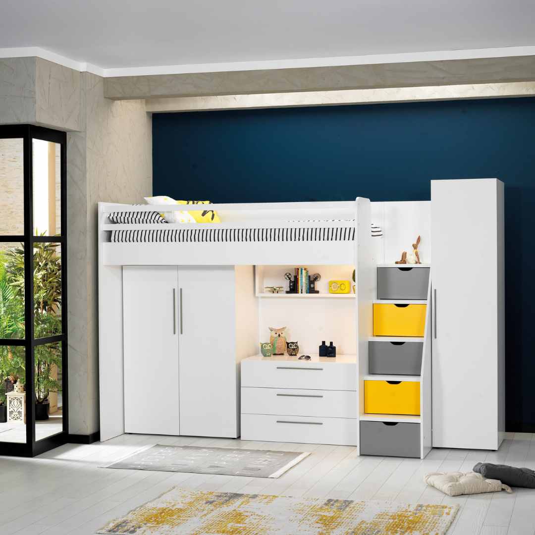 Детска стая с горно легло Neo и модулни гардероби, като скрин Neo е в центъра. Визията е цялостна и подредена.