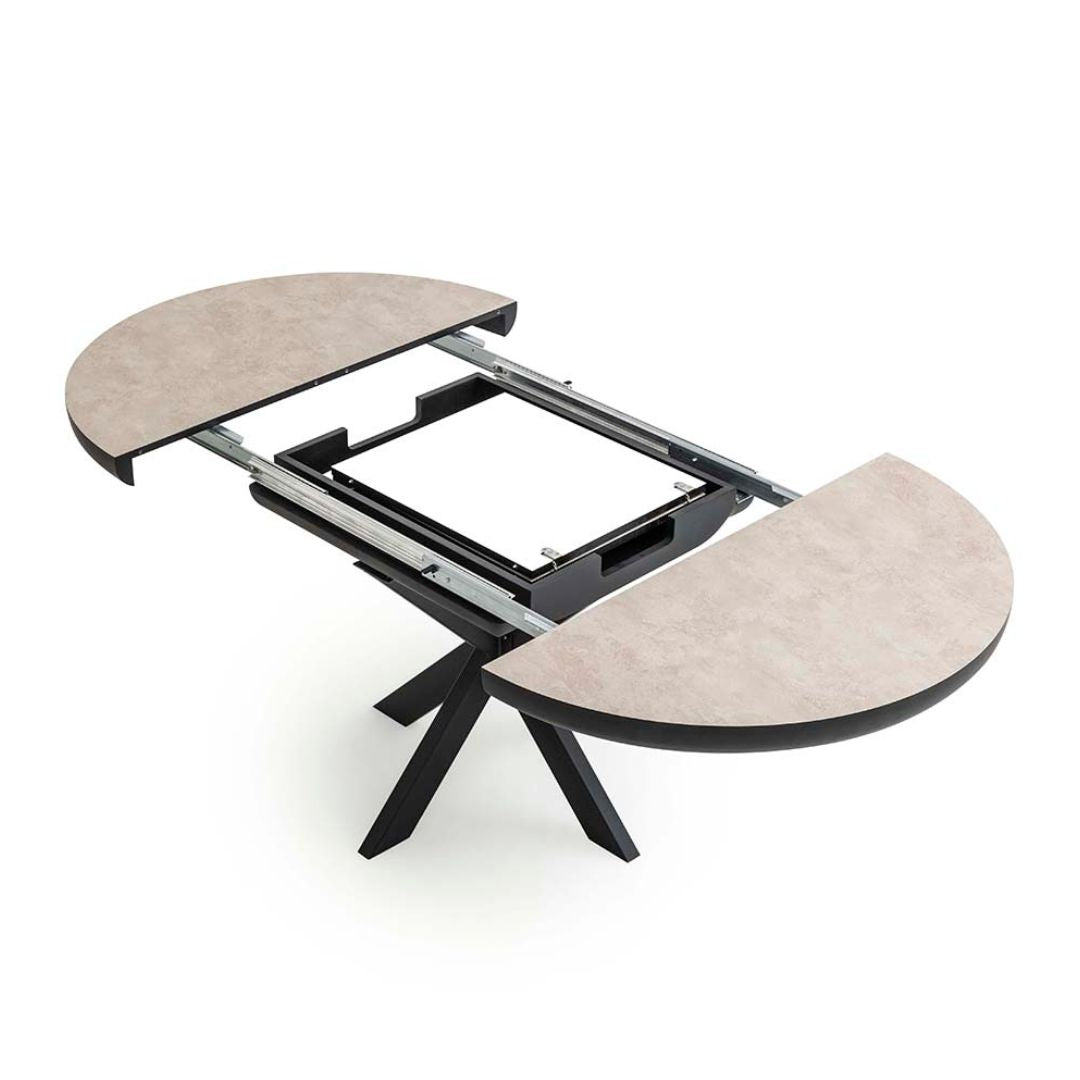 Трапезна маса Spider в интериор с неутрални тонове, комбинирана с трапезни столове, създаваща уютна зона за хранене. 