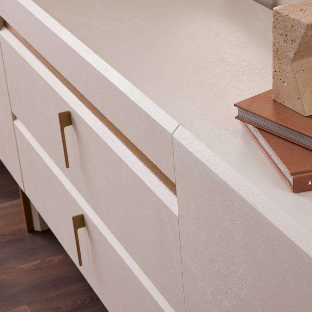 Детайлен изглед на бюфет с огледало Loren, акцент върху кръглото огледало и фината рамка.