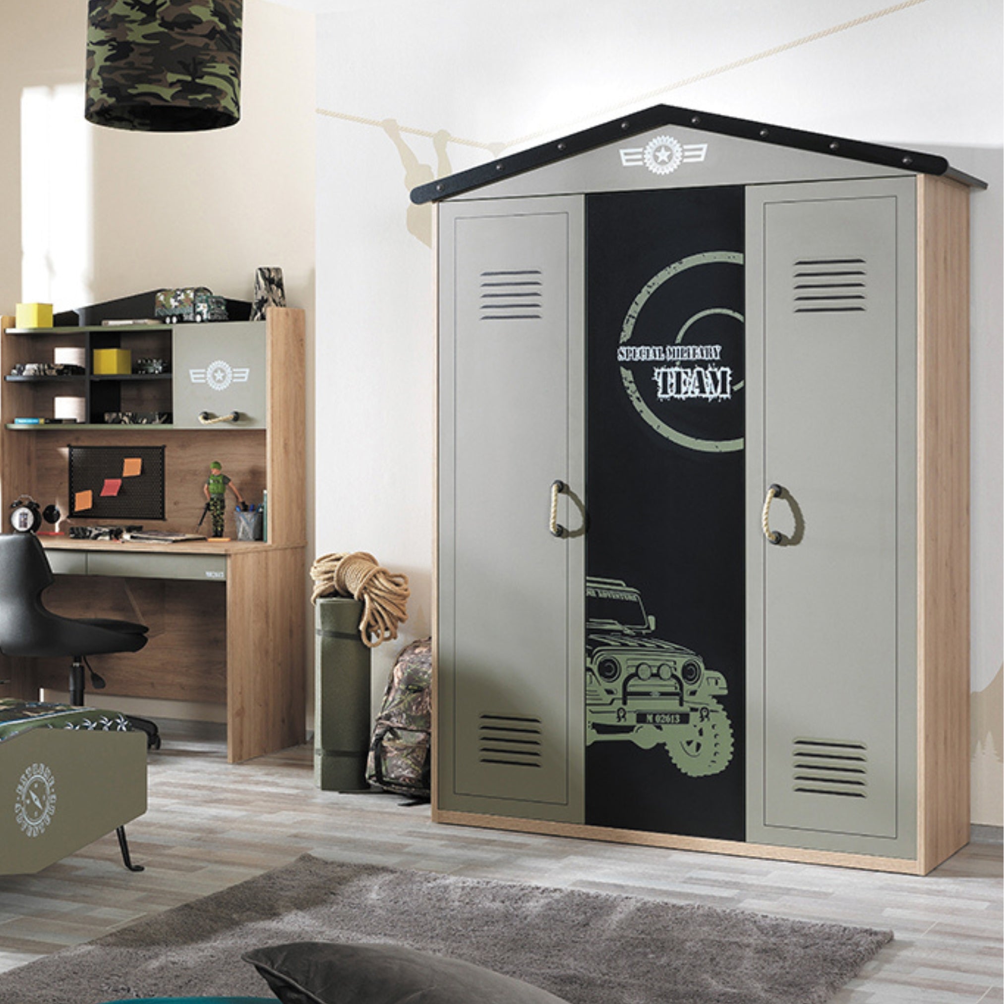 Детайл от гардероб Camp с въжени дръжки и military графика